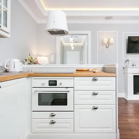 Executive 2-bedroom Apartment *